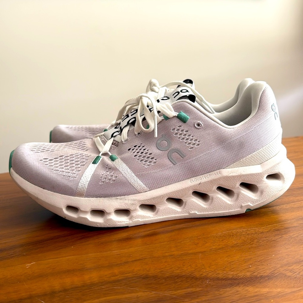 Women’s On Cloud Surfer Size 9- Great Condition